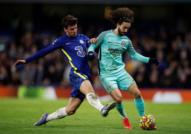 Pemain Chelsea Mason Mount duel dengan Marc Cucurella dari Brighton and Hove Albion di Stamford Bridge, London, Inggris. Foto: John Sibley/Reuters