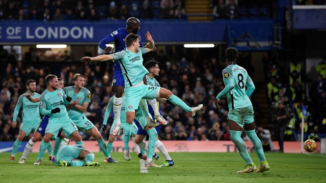Pemain Chelsea Romelu Lukaku mencetak gol pertama saat melawan Brighton and Hove Albion di Stamford Bridge, London, Inggris. Foto: Tony Obrien/Reuters