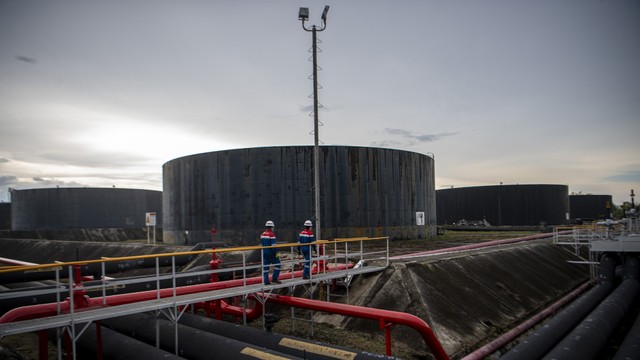 Pekerja PT Pertamina Hulu Rokan mengecek saluran pipa minyak yang menuju tangki pengumpul produksi minyak (Tank Farm) di Blok Rokan, Dumai. Foto: ANTARA FOTO/Nova Wahyudi