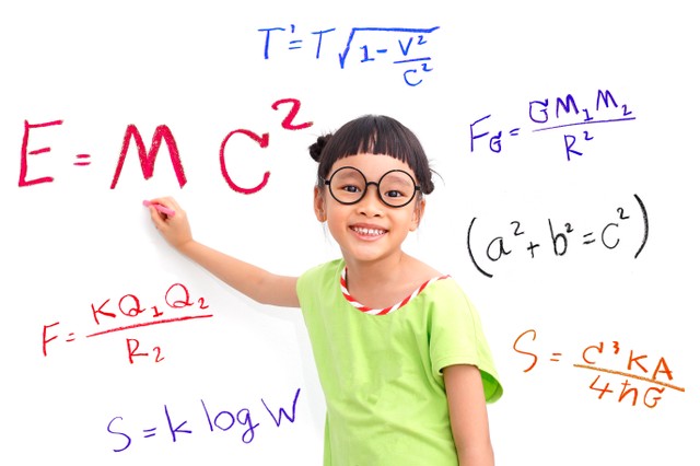 Ilustrasi anak mengerjakan soal matematika. Foto: Shutterstock