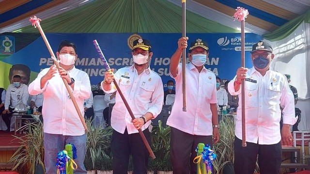 Menteri Pertanian Syahrul Yasin Limpo bersama Direktur Kepesertaan BPJAMSOSTEK Zainudin dan Bupati Soppeng Kaswadi Razak dalam peluncuran program SUTASOMA di Desa Pising, Soppeng, Sulsel, Rabu (29/12). Foto: BPJS Ketenagakerjaan