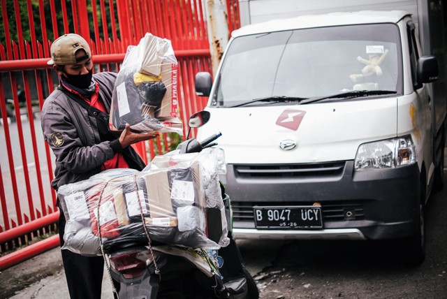 Pickers atau pengambil barang menyiapkan produk pesanan konsumen di Gudang siCepat Kemayoran. Foto: Jamal Ramadhan/kumparan