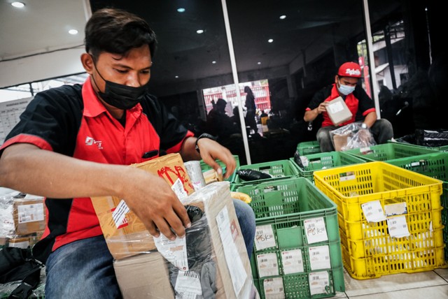 Pickers atau pengambil barang menyiapkan produk pesanan konsumen di Gudang siCepat Kemayoran. Foto: Jamal Ramadhan/kumparan