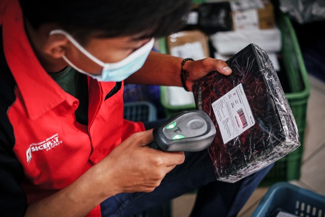 Pickers atau pengambil barang menyiapkan produk pesanan konsumen di Gudang siCepat Kemayoran. Foto: Jamal Ramadhan/kumparan