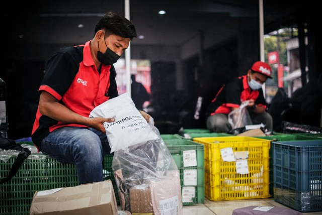 Pickers atau pengambil barang menyiapkan produk pesanan konsumen di Gudang siCepat Kemayoran. Foto: Jamal Ramadhan/kumparan