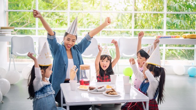 Pesta Tahun Baru Bersama Anak. Foto: Shutter Stock