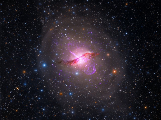 Gambar galaksi Centaur A ditangkap dengan teleskop Hubble. Foto: Dok. NASA