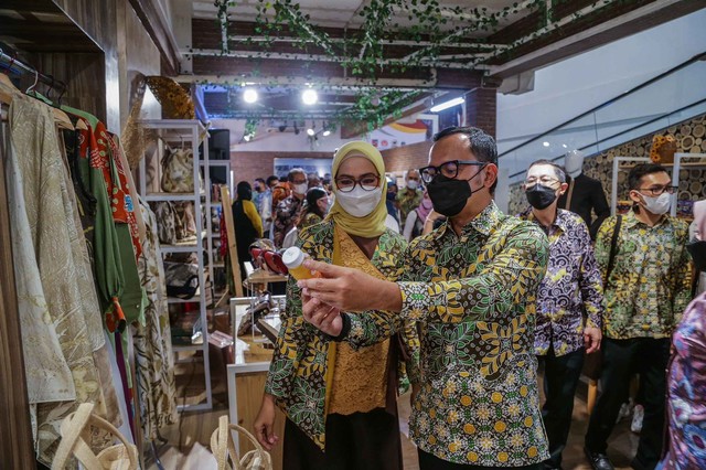 Wali Kota Bogor me-relaunching Galeri 100 % Bogor Pisan yang berlokasi di lantai P2 Lobby Orchid, Mall Botani Square. Foto: Pemkot Bogor
