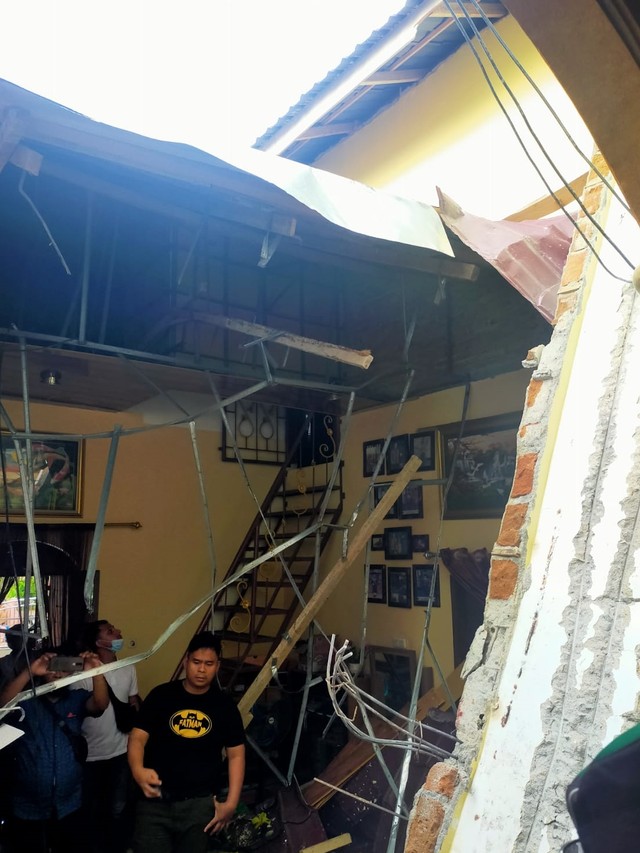 Bangunan rubuh yang menewaskan wanita di Deli Serdang saat takziah ke rumah calon mertuanya. Foto: Dok. Istimewa