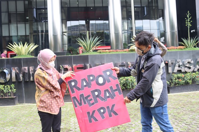 Aksi Penyerahan Rapor Kerja KPK dalam Rangka Peringatan Hari Ulang Tahun KPK ke 18. Foto: Dok. ICW