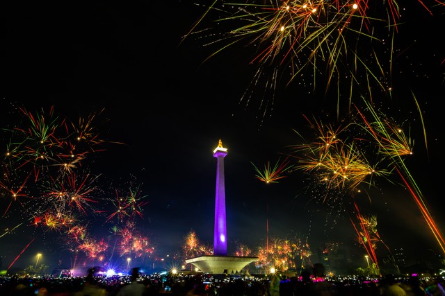 Ilustrasi (Perayaan Malam Tahun Baru di Monas, Foto: Shutter Stock)