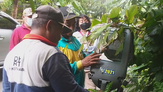Perakitan PJU (10/11/2021) yang dilakukan oleh DKRTH Surabaya Rayon Selatan di Kelurahan Jemur Wonosari (Foto: Penulis)