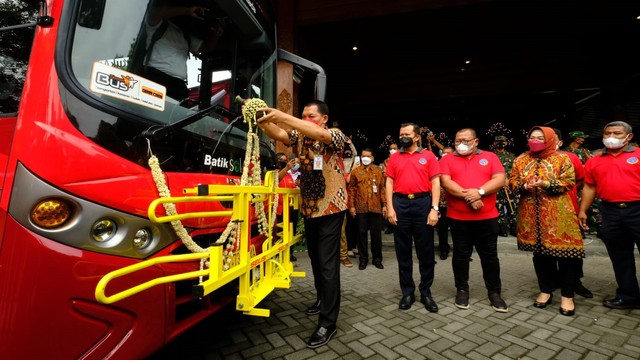 Wakil Wali Kota (Wawali) Solo, Teguh Prakosa, mengikuti seremonial peluncuran Koridor 5 dan 6 bus kota Batik Solo Trans (BST) di halaman Balai Kota Solo, Kamis (30/12/2021). FOTO: Tara Wahyu.