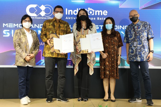 Kiri-kanan: Direktur Consumer Service Telkom, Venusiana; Vice President Marketing Management Telkom, E. Kurniawan; CEO Creative Experience Office (CXO), Media Putri Tanjung; Business Director Detik Network, Agustina Sembiring; dan Executive General Manager Telkom Divisi TV Video, Anak Agung Gede Mayun Wirayuda, usai penandatanganan MoU CXO Media & IndiHome di Jakarta, Rabu (29/12). Foto: Dok. Indihome