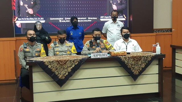 2021Kapolres Malang, AKBP R Bagoes Wibisono (depan, dua dari kanan), pada Kamis (30/12/2021). Foto: Aisyah Nawangsari