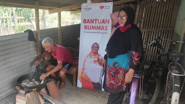 Penerima bantuan BUMMas sedang melakukan kegiatan memasak opak khas majalaya