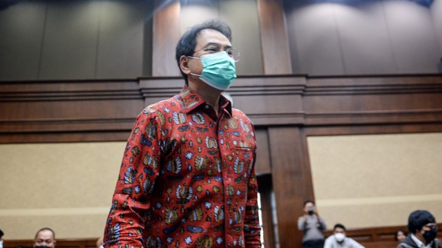 Terdakwa Azis Syamsuddin bersiap menjalani sidang lanjutan kasus suap kepada mantan penyidik KPK AKP Stepanus Robin Pattuju di Pengadilan Tipikor, Jakarta, Kamis (30/12/2021). Foto: M Risyal Hidayat/ANTARA FOTO