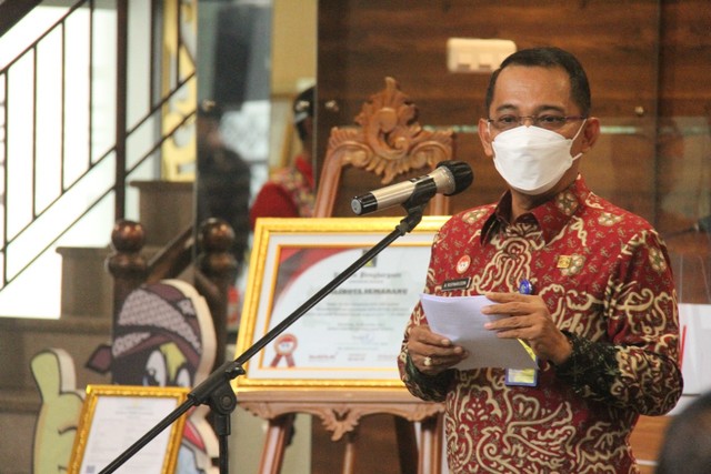 Kakanwil Kumham Jateng Serahkan Hak Cipta Lagu "Kudangan" Karya Ki Nartosabdho  (358583)