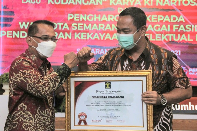 Kakanwil Kumham Jateng Serahkan Hak Cipta Lagu "Kudangan" Karya Ki Nartosabdho  (358582)