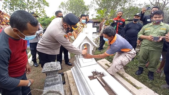 Kapolresta Solo Kombes Pol Ade Safri Simanjuntak mengecek makam yang dirusak anak-anak di TPU Cemoro Kembar, Solo. FOTO: Agung Santoso 