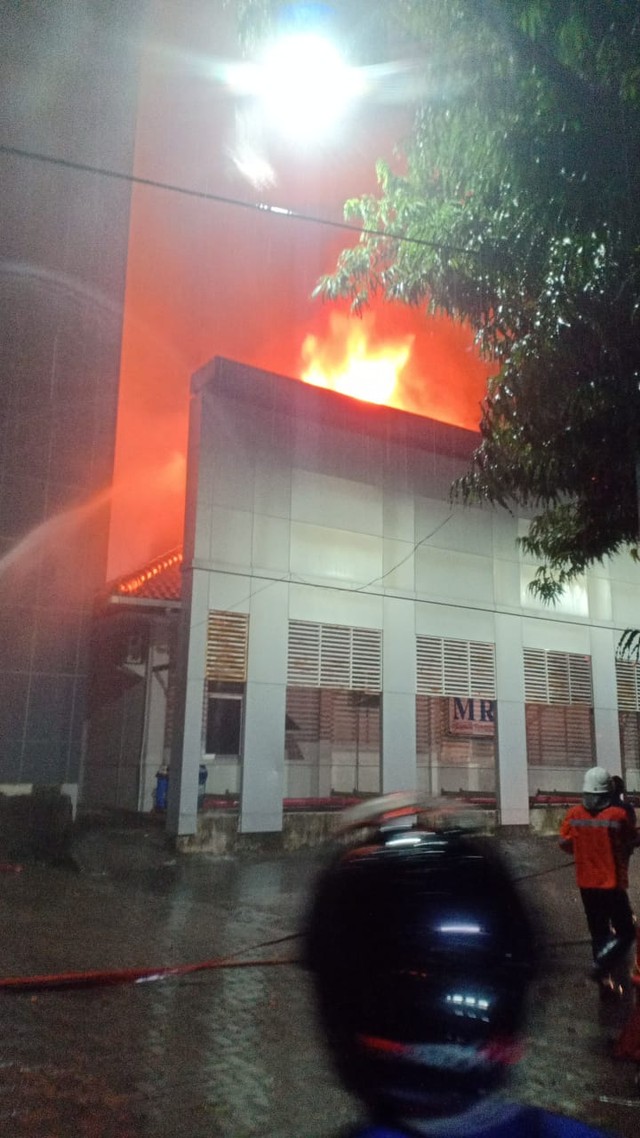 Petugas pemadam kebakaran masih berjibaku memadamkan api di kompleks RS Kariadi Semarang. Foto: Intan Alliva Khansa/kumparan