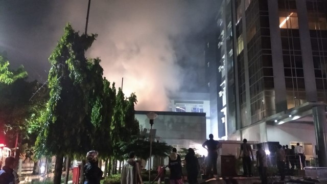 Petugas pemadam kebakaran masih berjibaku memadamkan api di kompleks RS Kariadi Semarang. Foto: Intan Alliva Khansa/kumparan