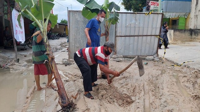 WARGA Jalan Rajawali, Sukajadi, Pekanbaru, menanam pohon pisang di lubangan pembangunan IPAL dikerjanakan BUMN, PT Wijaya Karya. 