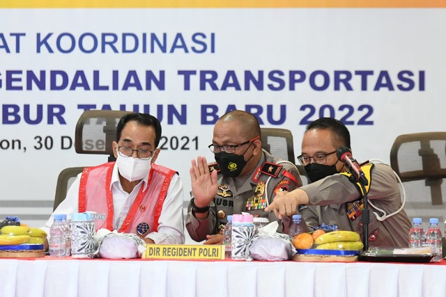 Korlantas Polri dan Kementerian Perhubungan menggelar rapat koordinasi di Mapolresta Cirebon, Jawa Barat, membahas persiapan pengendalian arus lalu lintas libur tahun baru 2022. Foto: Dok Korlantas Polri