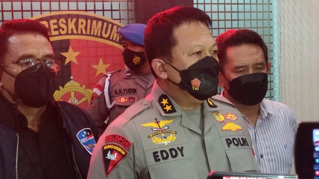 Wakapolda Jabar Irjen Eddy Soemitro Tambunan saat memberi keterangan di Mapolda Jabar pada Kamis (30/12) malam. Foto: Rachmadi Rasyad/kumparan
