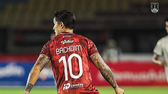 Pemain Persis Irfan Bachdim saat melawan Rans Cilegon di Stadion Pakansari, Cibinong,Rans Cilegon  pada Kamis (30/12). Foto: Instagram/@ ibachdim