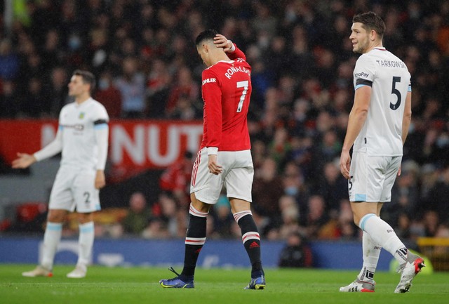 Reaksi Cristiano Ronaldo dari Manchester United setelah kehilangan kesempatan untuk mencetak gol ke gawang Burnley di Old Trafford, Manchester, Inggris. Foto: Phil Noble/Reuters