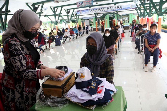 Cerita Siswa SMP di Surabaya yang Senang Dapat Seragam Sekolah Gratis