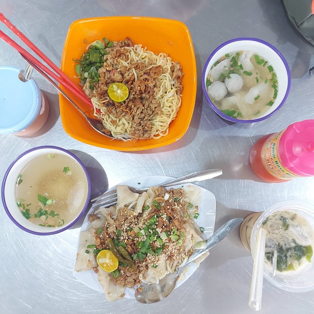 Pangsit ayam dan mie ayam baso pangsit di Mie Ayam Bangka Rey, Pasar Bersih, Sentul City Foto: Azalia Amadea/Kumparan