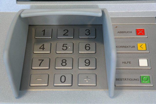 https://pixabay.com/users/hans-2/ - Kepanjangan ATM