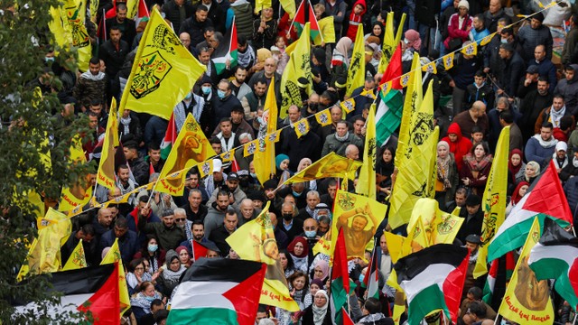 Warga Palestina menghadiri rapat umum yang menandai peringatan 57 tahun yayasan gerakan Fatah, di Ramallah, di Tepi Barat yang diduduki Israel 30 Desember 2021. Foto: REUTERS/Mohamad Torokman