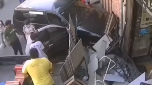 Detik-Detik Mobil Tabrak Toko Keramik, Pengemudi Diduga Kena Serangan Jantung (347908)