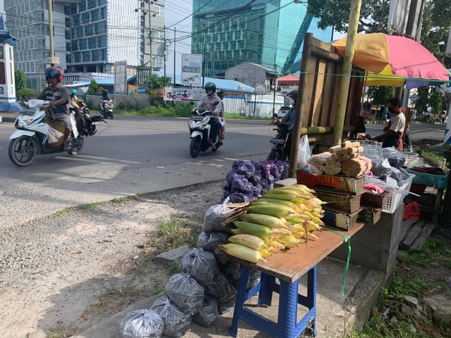 Penjual jagung dan arang dadakan di pinggir jalan A.Yani Kelurahan Baru bermunculan. Foto: Fiyya/Infopbun.