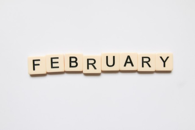 Berikut perhitungan masehi dan Jawa pada kalender bulan Februari 2022.https://unsplash.com/@glencarrie - Kalender bulan Februari 2022**