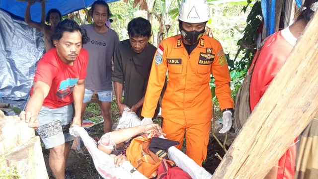 Evakuasi korban selamat kecelakaan helikopter Airfast Indonesia. (Dok SAR Merauke)