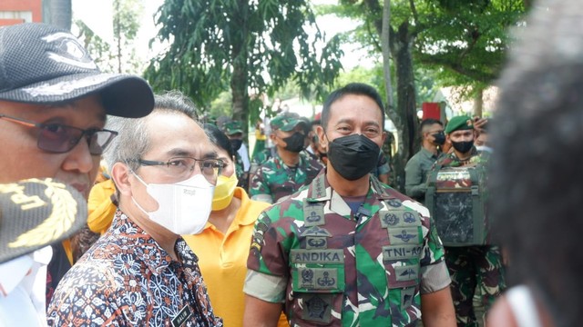 Panglima TNI Jenderal Andika Perkasa saat meninjau vaksinasi anak di SD Plebengan, Bambanglipuro, Kabupaten Bantul, Jumat (31/12). Foto: Arfiansyah Panji Purnandaru/kumparan