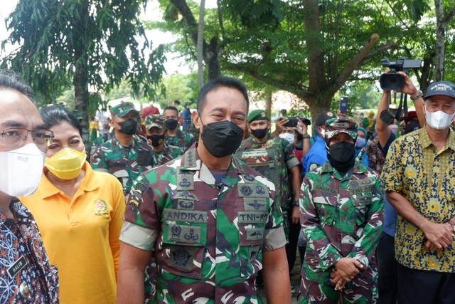 Panglima TNI Jenderal Andika Perkasa saat meninjau vaksinasi anak di SD Plebengan, Bambanglipuro, Kabupaten Bantul, Jumat (31/12). Foto: Arfiansyah Panji Purnandaru/kumparan