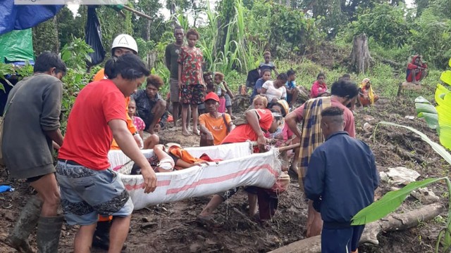 Evakuasi 4 orang penumpang yang selamat dalam kecelakaan helikopter Airfast Indonesia di Boven Digoel. (Dok SAR Merauke)