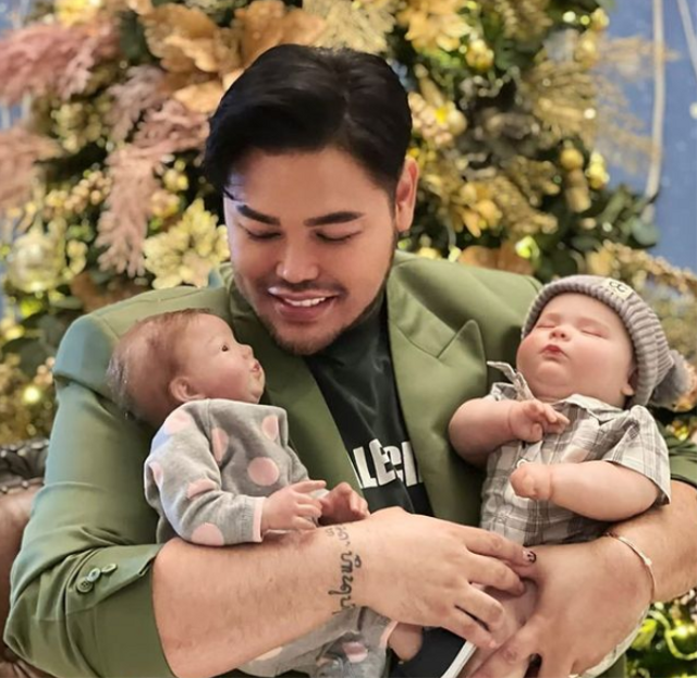 Ivan Gunawan dan boneka bayinya. Foto: Instagram/ivan_gunawan