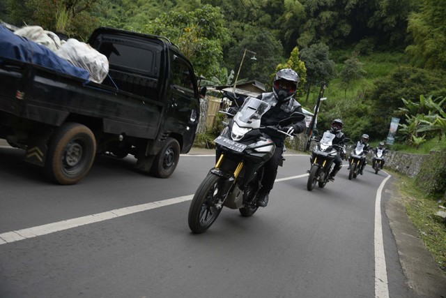 Test ride Honda CB150X di kawasan Bandung. Foto: dok. Astra Honda Motor
