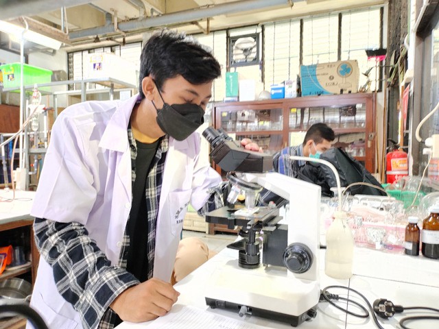 Penelitian tim yang dilakukan di Laboratorium Pengolahan Limbah Industri dan Biomassa milik Departemen Teknik Kimia ITS.