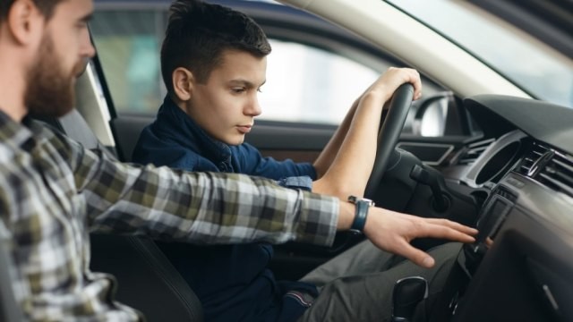 Posisi tangan saat menyetir yang kurang ideal. Foto: Shutter Stock