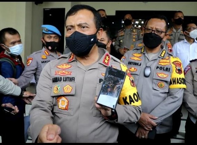 Kapolda Jawa Tengah Irjen Pol Ahmad Luthfi saat menunjukan foto stop kontak yang diduga menjadi penyebab kebakaran di Mapolda Jateng. Foto: Intan Alliva/kumparan