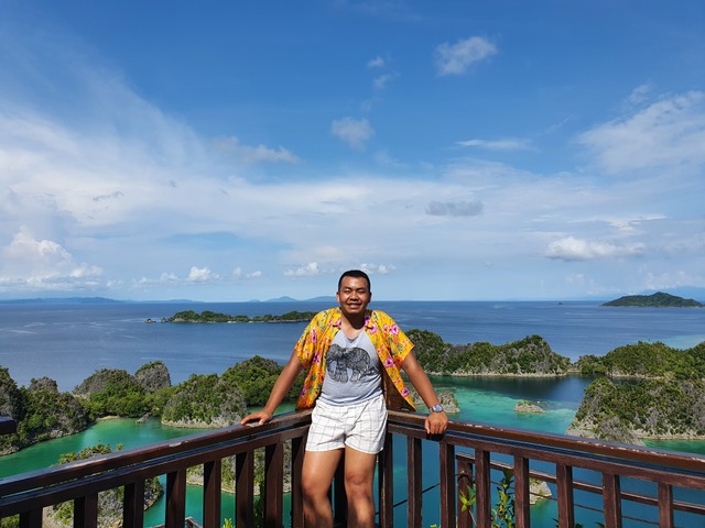 Tri saat berwisata ke Raja Ampat. By: Debby