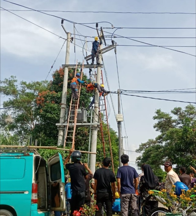 Proses evakuasi jenazah petugas PLN yang tewas saat melakukan perbaikan instalasi listrik di Prayun, Kundur Barat, Kabupaten Karimun. Foto: Istimewa