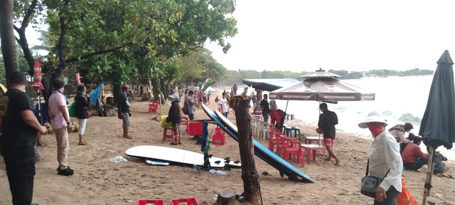 Hujan Guyur Pantai Kuta Jelang Tahun Baru, Wisatawan Tetap Berdatangan (39552)